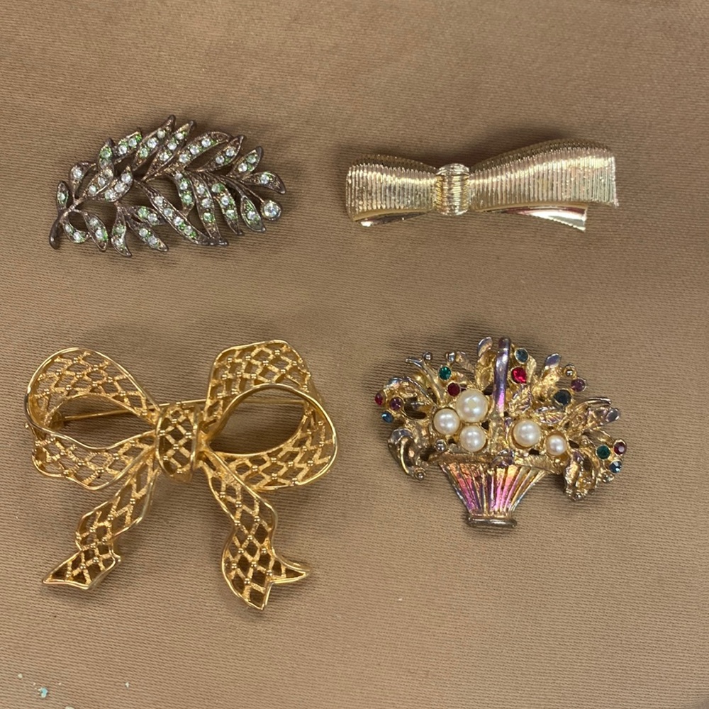 4 Vintage brooches in good condition